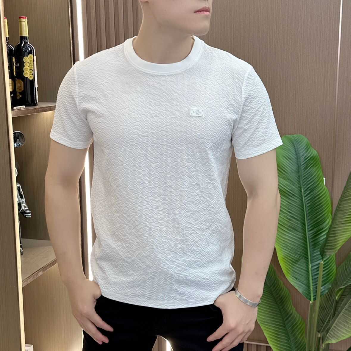 Quick drying short sleeved half sleeved versatile light luxury T-shirt for men